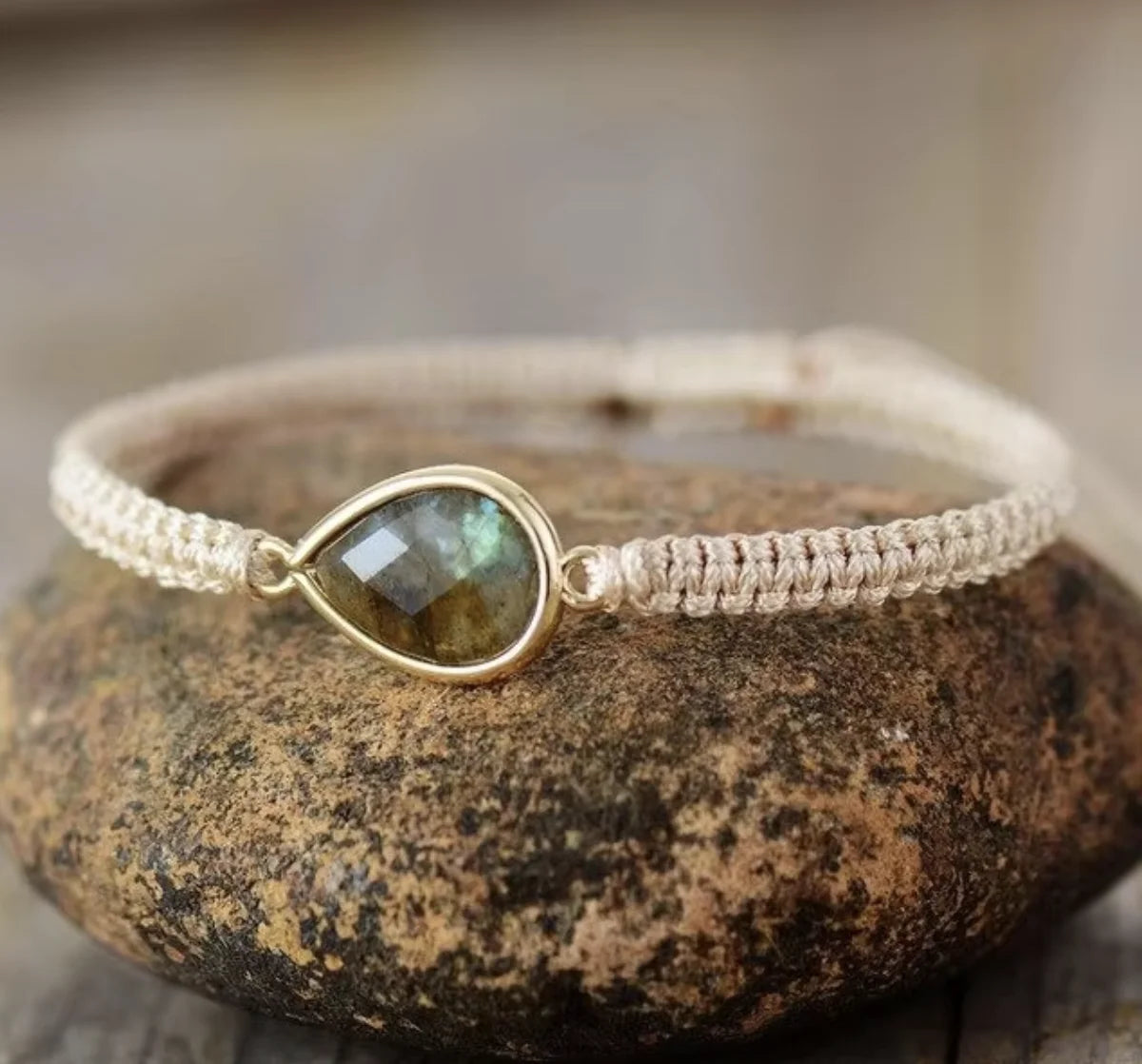 Bracelet Pierre Naturelle Labradorite – Goutte Facettée sur Cordon Tressé Macramé Fait Main
